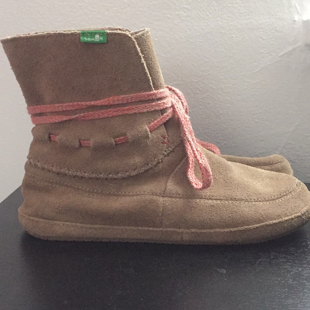 Tan Sanunk boots size 7